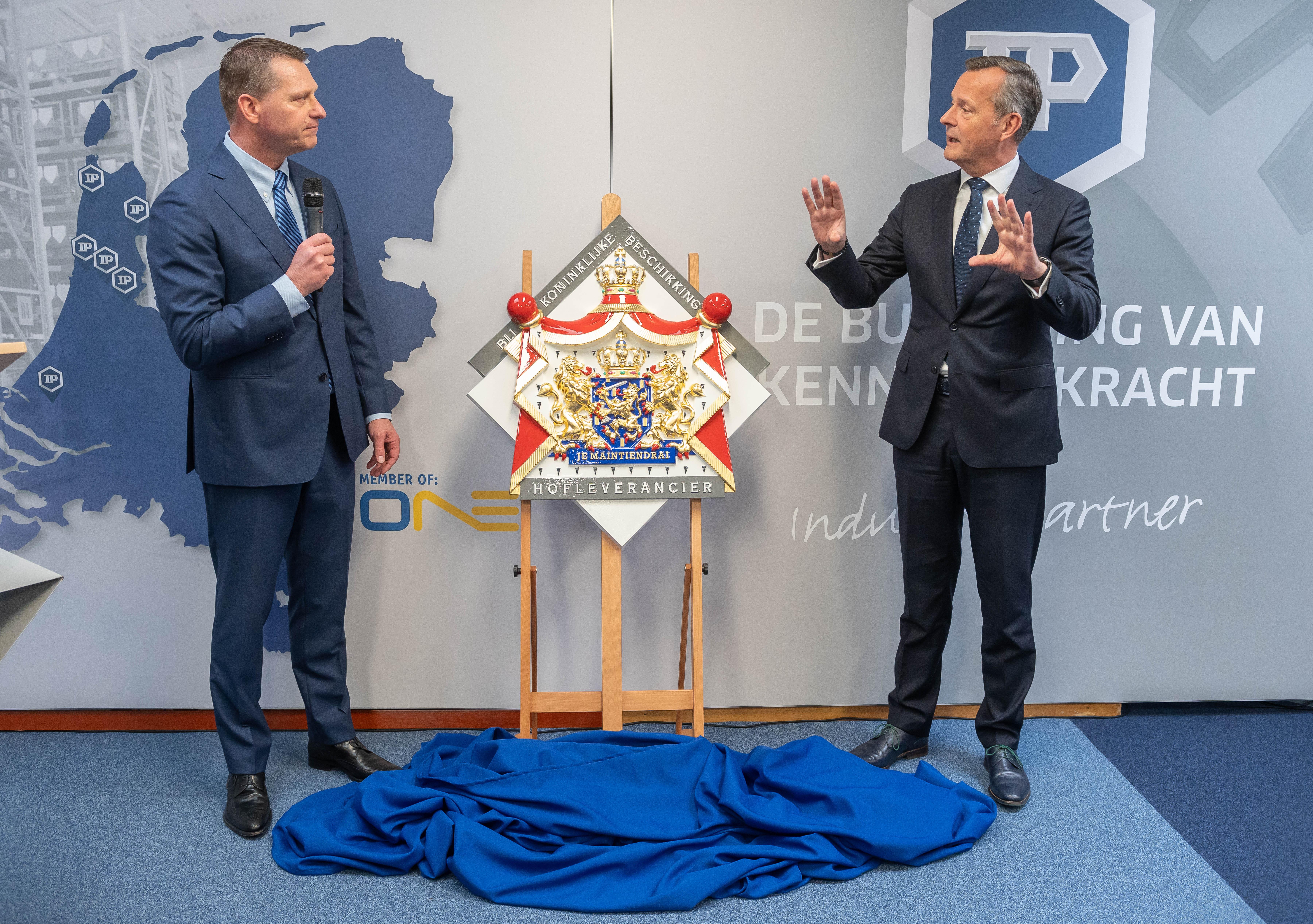100-jarige Op den Velde nu officieel ’hofleverancier’. Gouden tip meegekregen van Albert Heijn: ’Zor